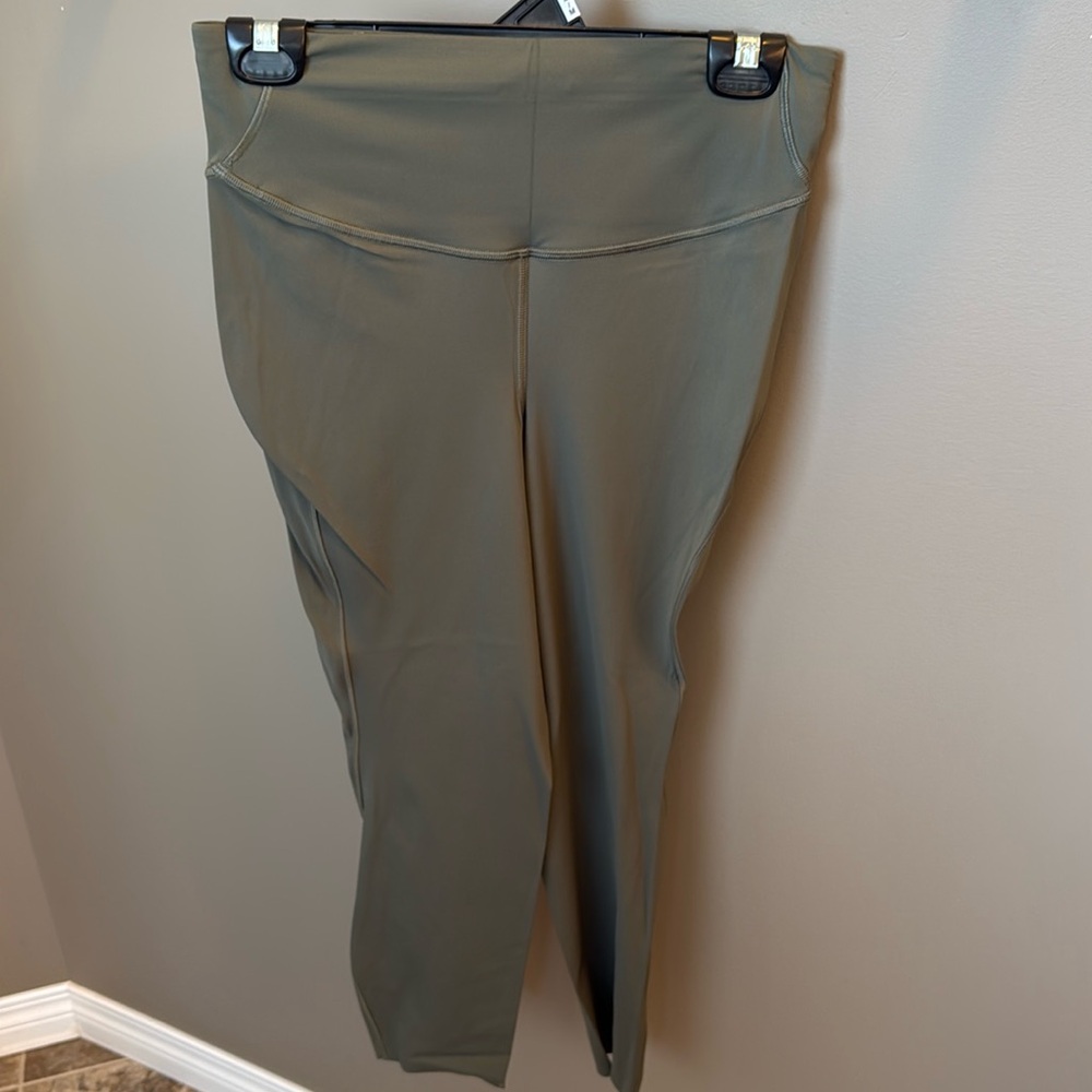 Lululemon Base Pace Crop 23” - Sz 8 Army Green